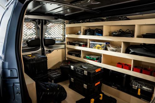 Automechaniker während einer Kontrolle am Motor