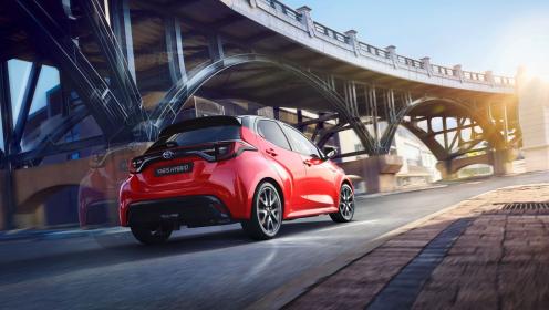 Aussenansicht bei Nacht Autobahn-Garage Zwahlen & Wieser AG