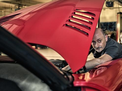 Automechaniker während einer Kontrolle am Motor